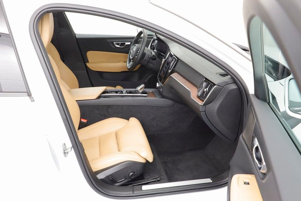 Used 2024 Volvo V60 B5 Cross Country Ultimate image 21