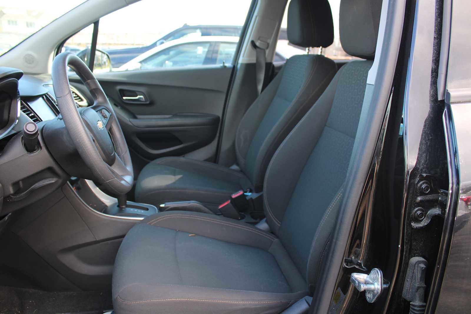 Certified 2022 Chevrolet Trax LS w/ Tint and Cruise Package image 5