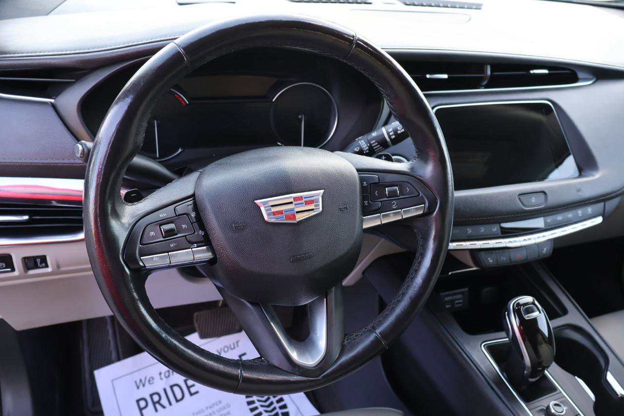 Used 2020 Cadillac XT4 Luxury w/ Cold Weather Package image 11