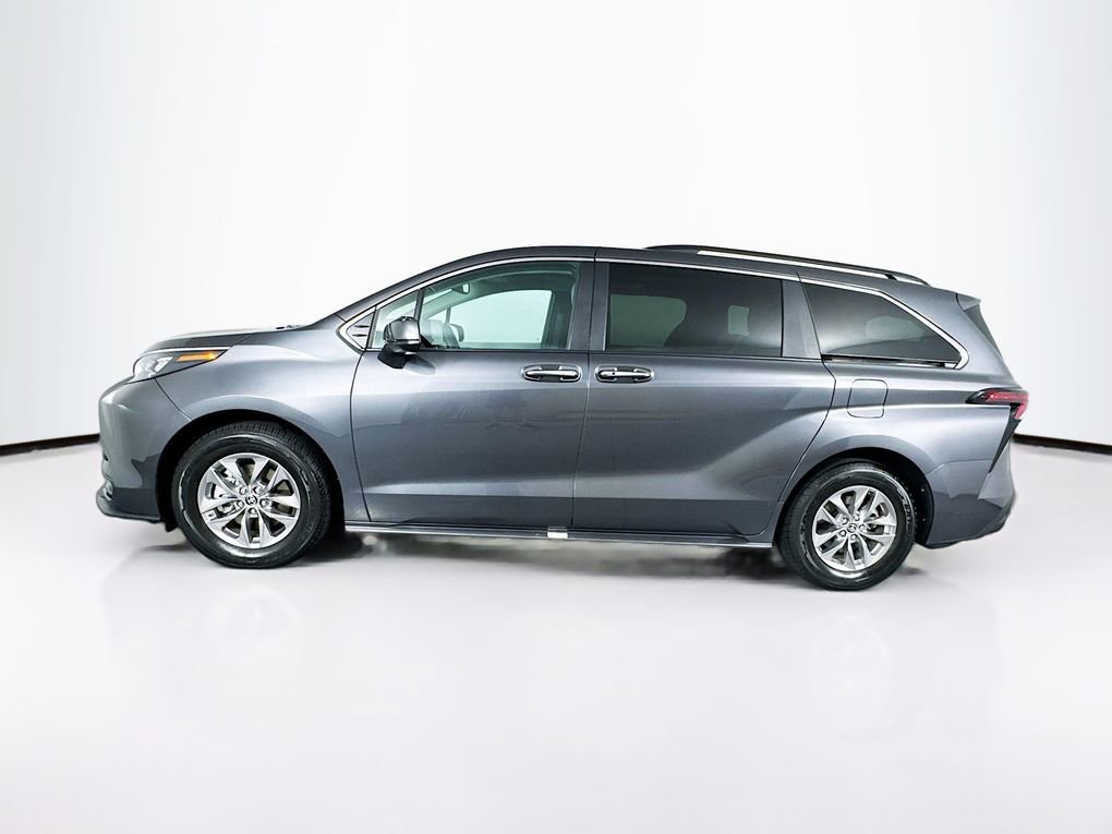 Used 2025 Toyota Sienna XLE w/ XLE Plus Package FWD image 6