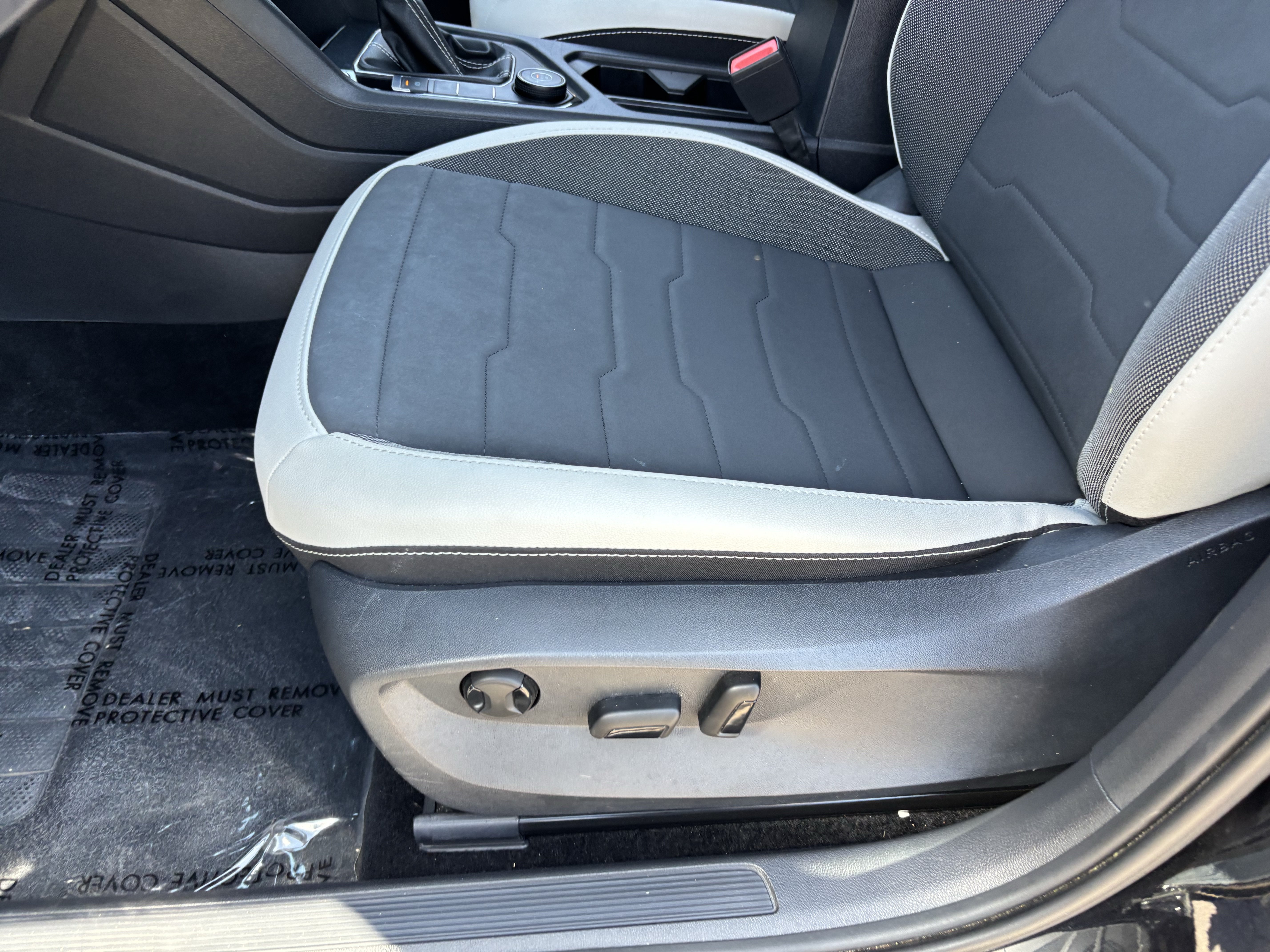 Used 2025 Volkswagen Taos SE AWD/4WD image 19