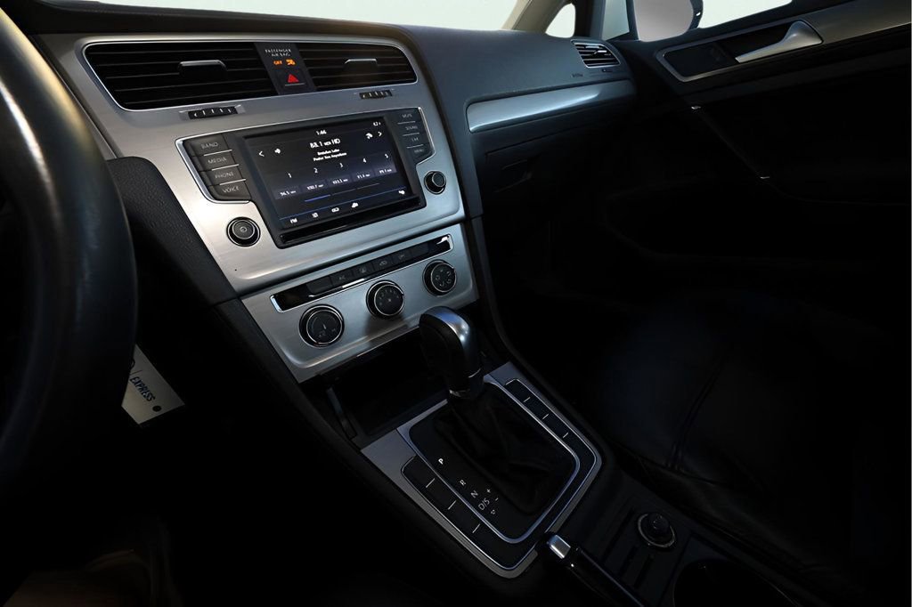 Used 2017 Volkswagen Golf S image 19