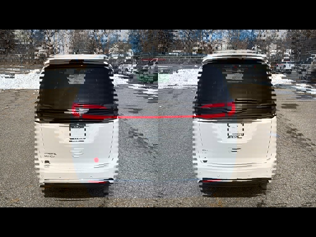Used 2025 Chrysler Pacifica Select image 28