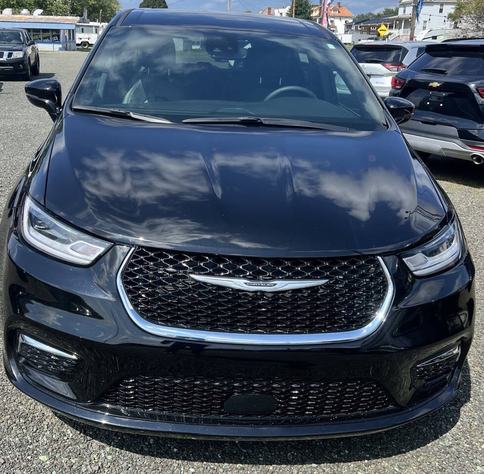 Used 2025 Chrysler Pacifica Select FWD image 2