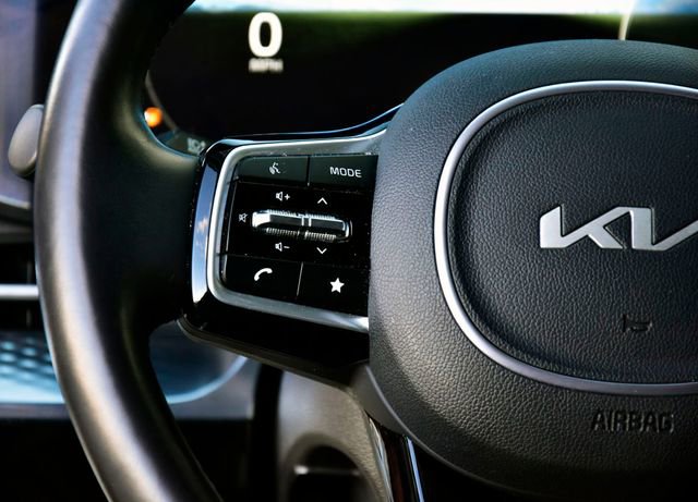 Certified 2024 Kia Carnival SX Prestige image 24