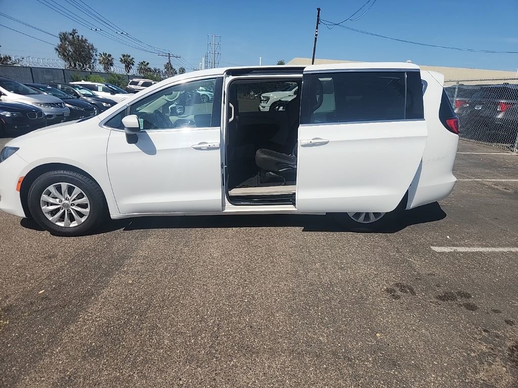 Used 2017 Chrysler Pacifica Touring w/ Tire & Wheel Group image 25