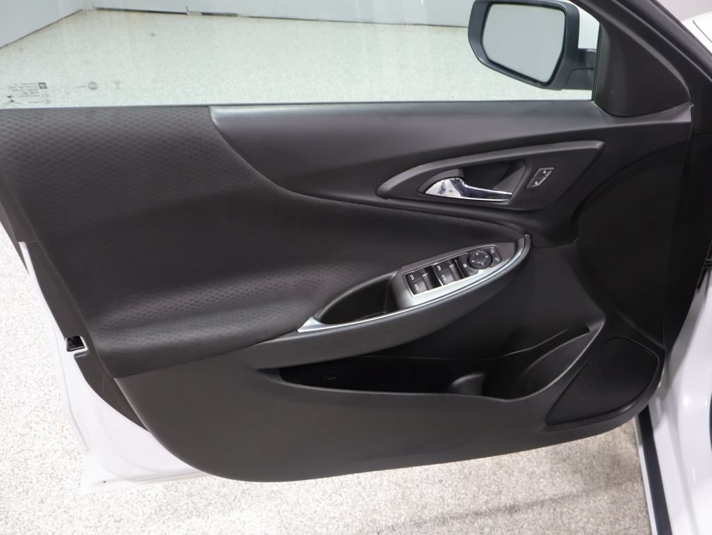 Used 2018 Chevrolet Malibu LT FWD image 13