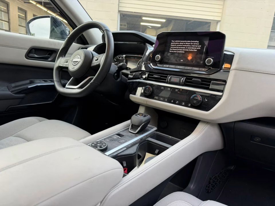 Used 2025 Nissan Pathfinder SV w/ SV Premium Package AWD/4WD image 18