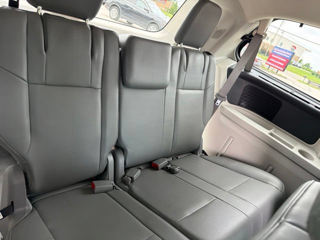 Used 2011 Volkswagen Routan SE FWD image 25