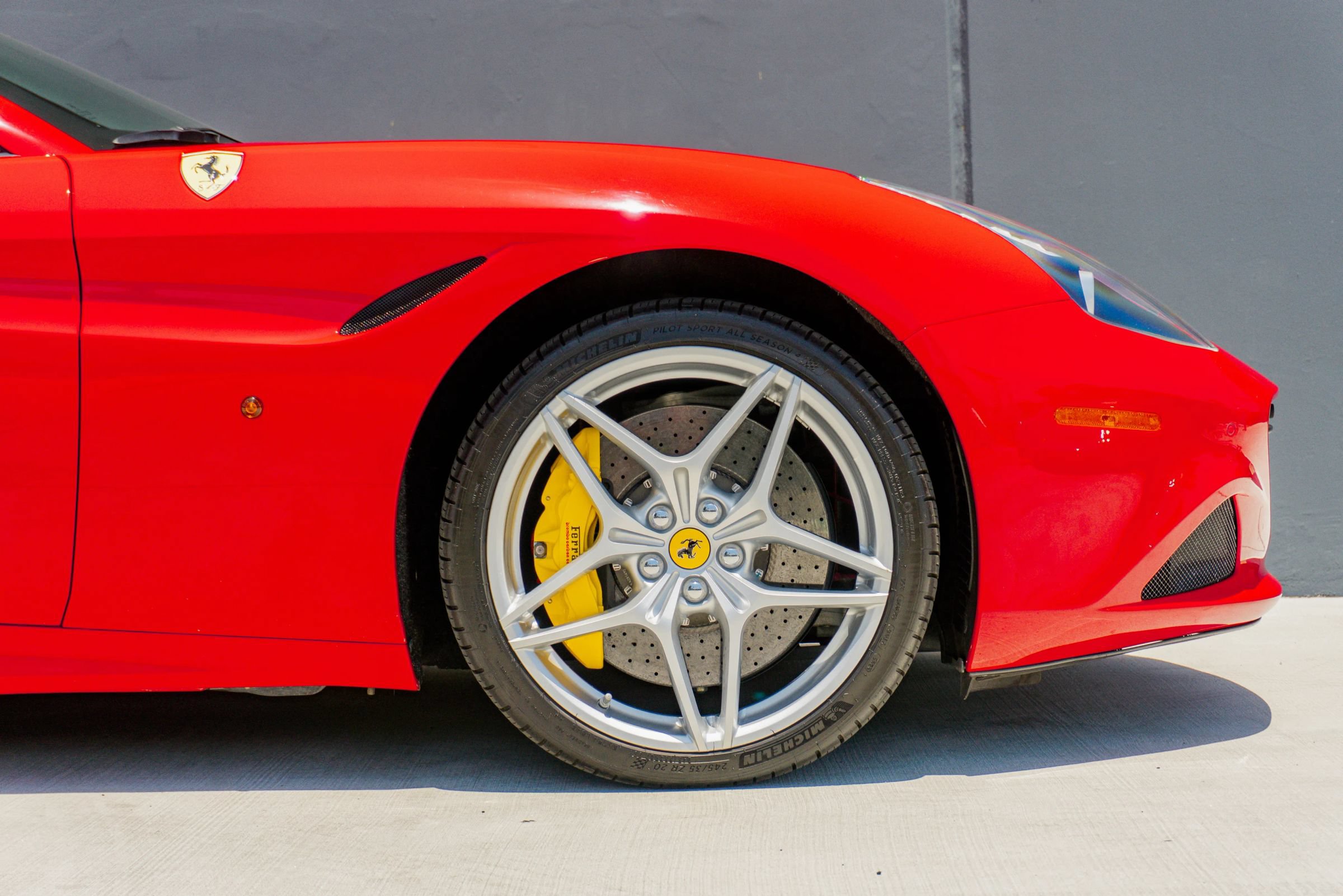 Used 2016 Ferrari California T RWD image 31