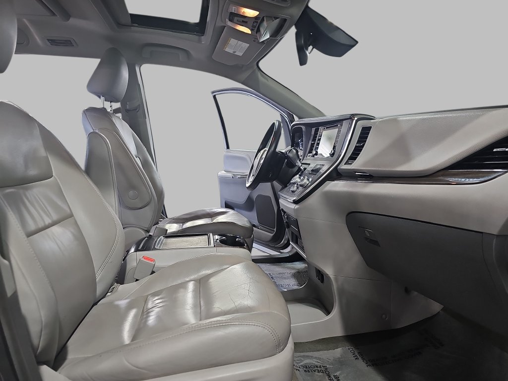 Used 2018 Toyota Sienna XLE Premium AWD/4WD image 13