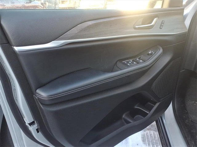 Used 2025 Jeep Grand Cherokee Limited image 9