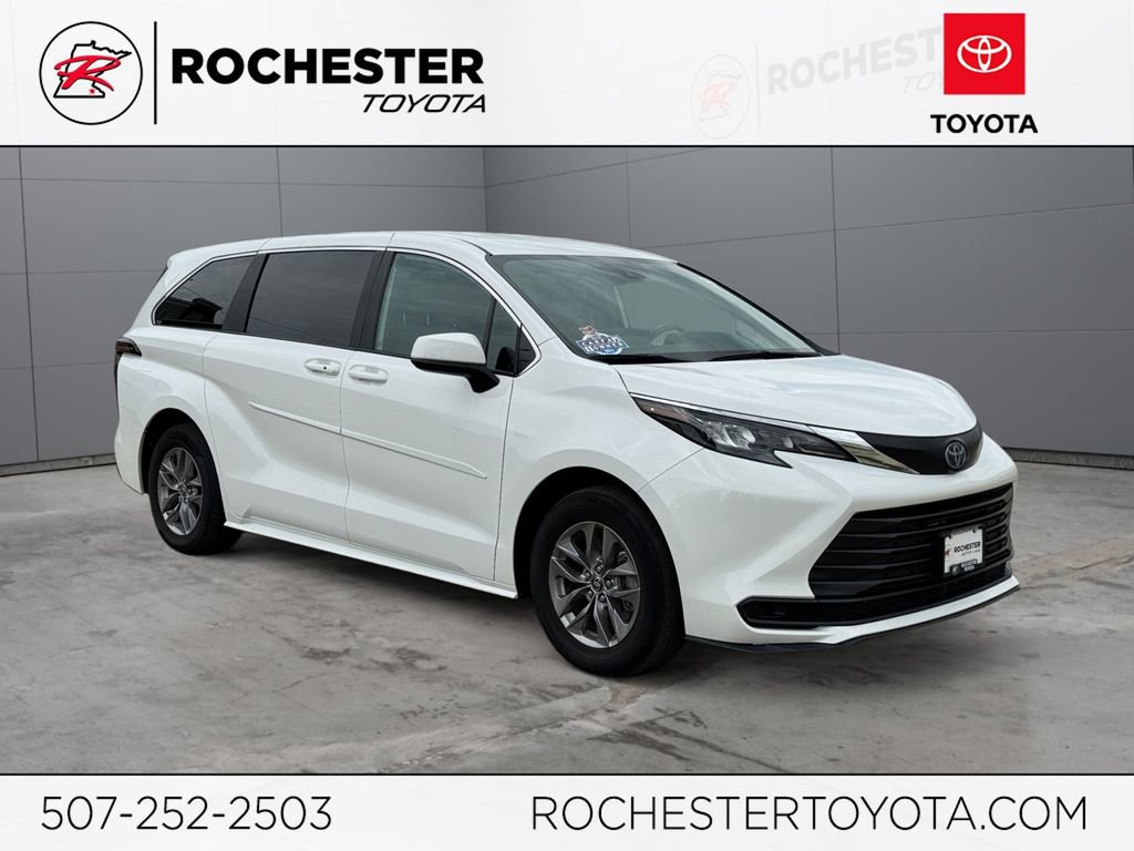 Used 2025 Toyota Sienna LE AWD/4WD image 1