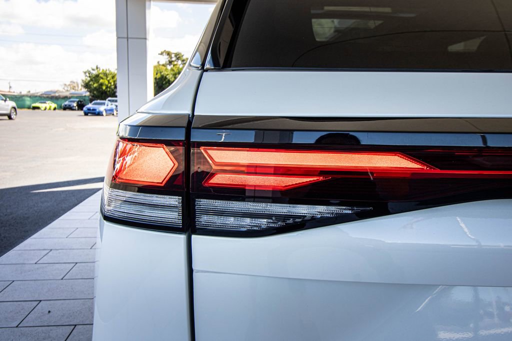 New 2026 Volkswagen Tiguan SE R-Line FWD image 18