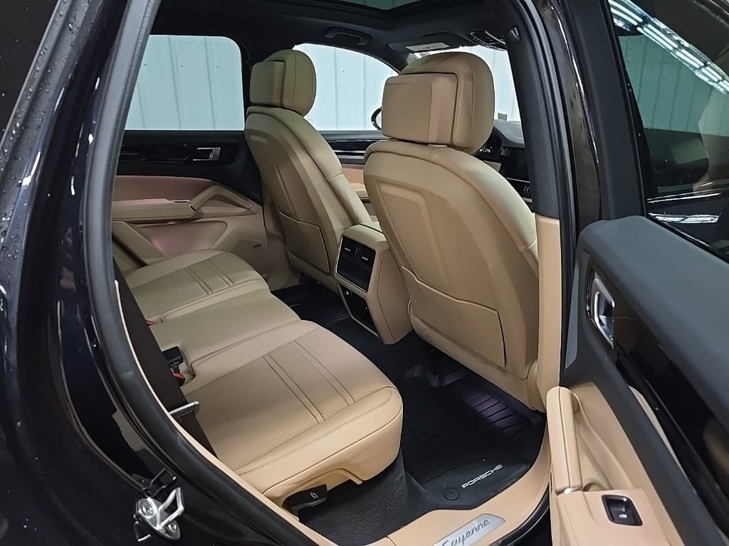 Used 2022 Porsche Cayenne image 18
