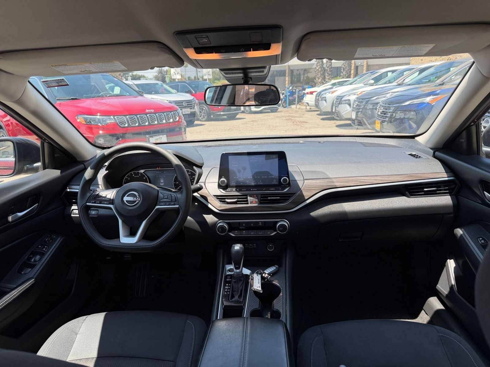 Used 2025 Nissan Altima 2.5 SV FWD image 32