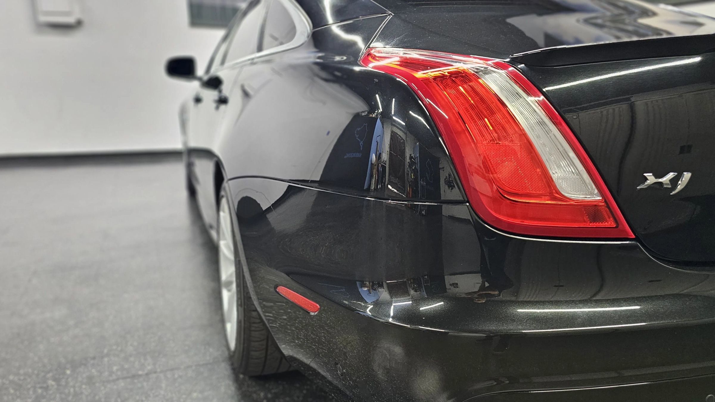 Used 2018 Jaguar XJ R-Sport RWD image 28