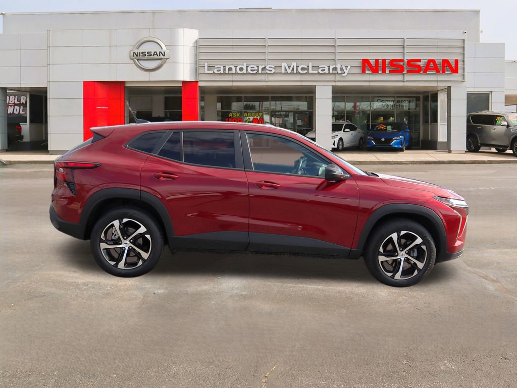 Used 2025 Chevrolet Trax RS w/ Sunroof Package image 2