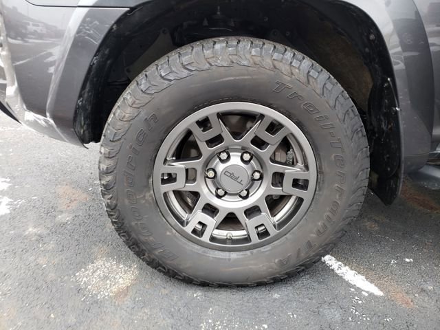 Used 2020 Toyota 4Runner Venture w/ Moonroof Package image 32