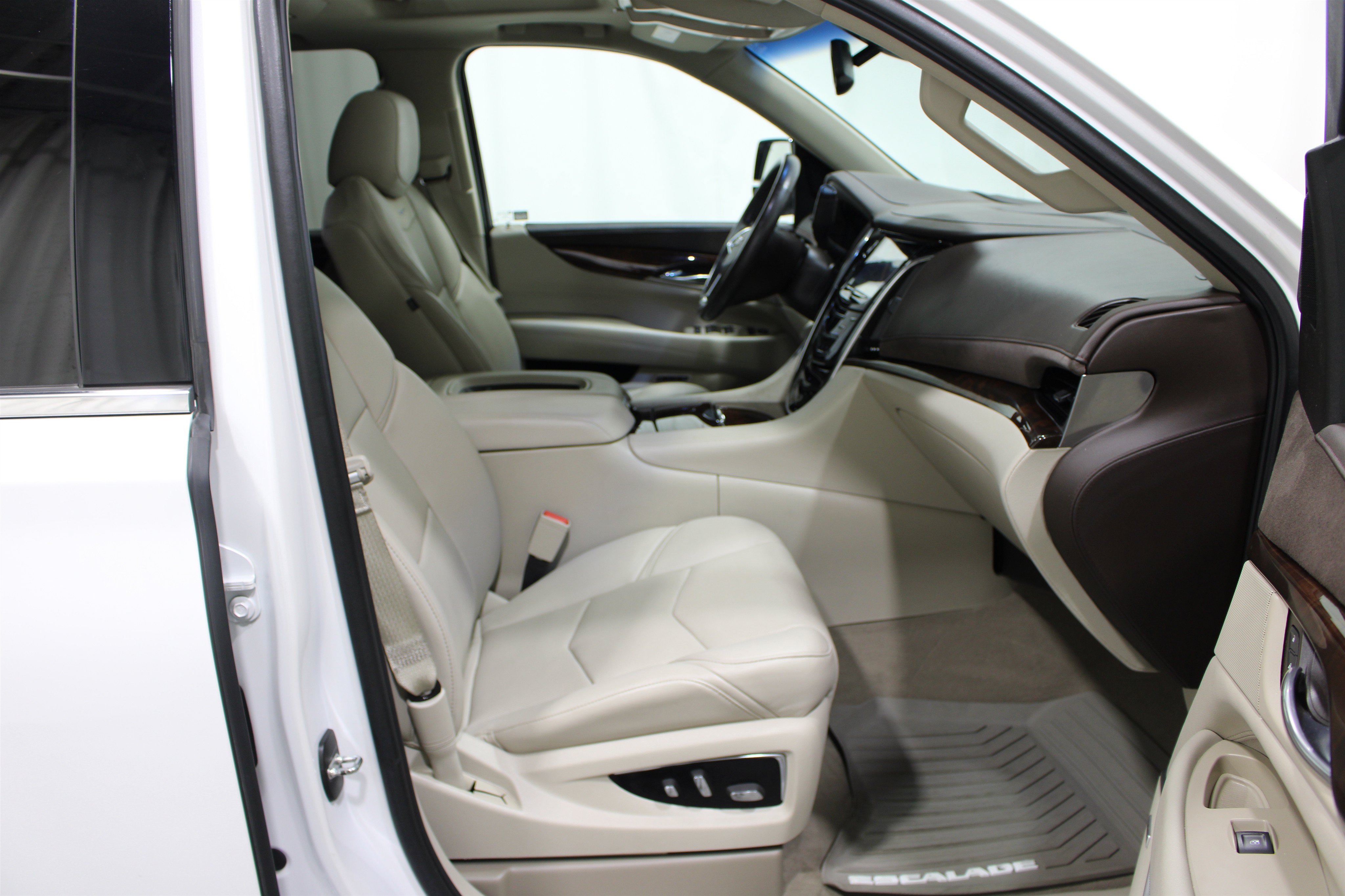 Used 2016 Cadillac Escalade Luxury AWD/4WD image 26