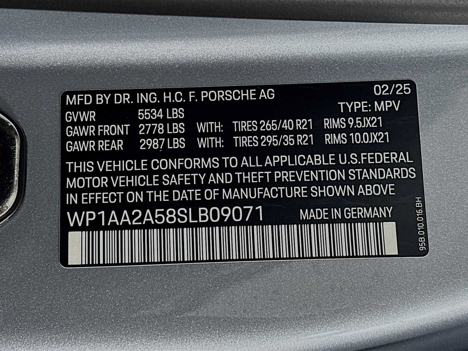 Certified 2025 Porsche Macan image 32