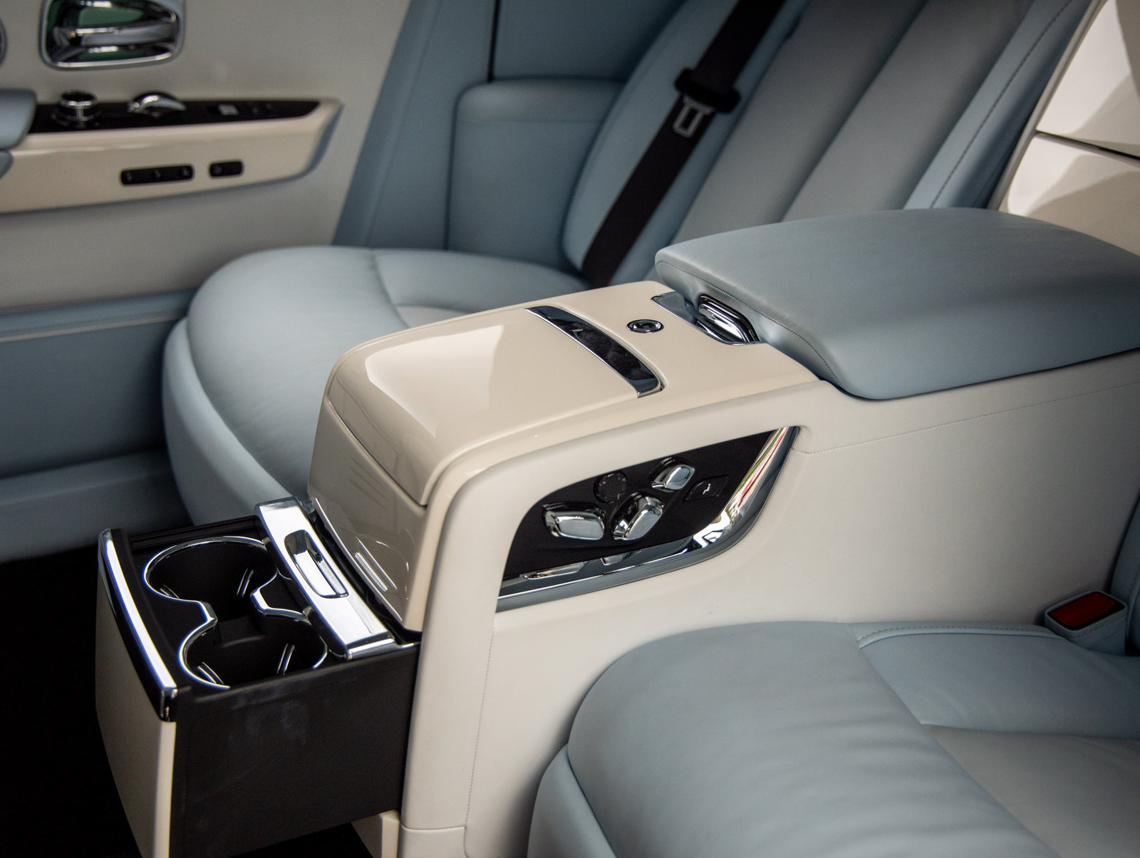 Used 2023 Rolls-Royce Phantom Extended Wheelbase w/ Leather Finishing Pack RWD image 53