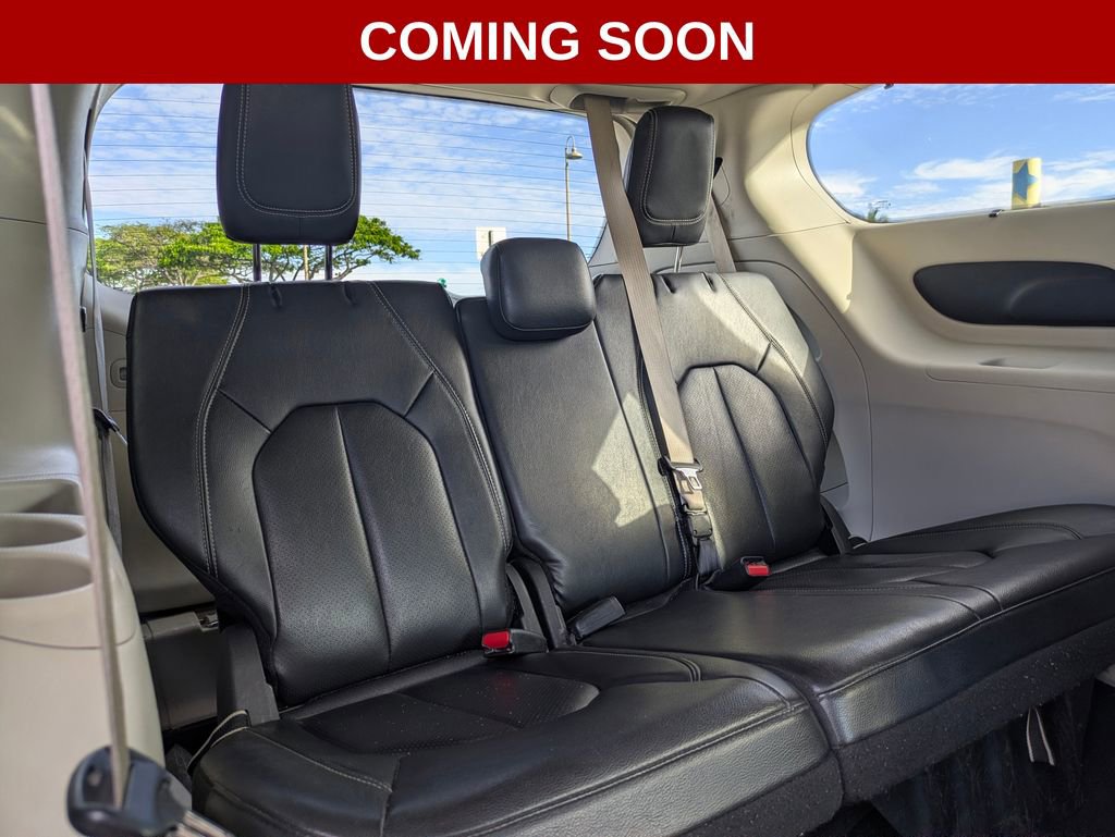 Used 2022 Chrysler Pacifica Touring-L image 16
