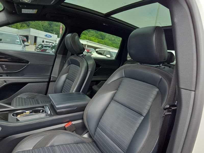 Used 2025 Lincoln Nautilus Reserve w/ Jet Appearance Package AWD/4WD image 28