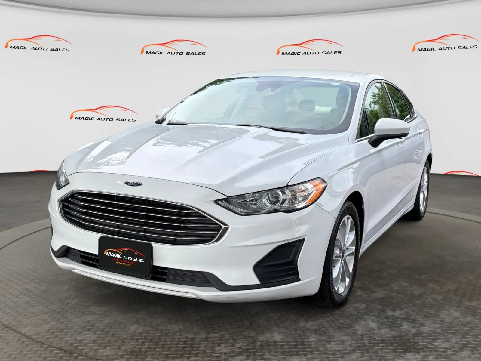 Used 2019 Ford Fusion SE FWD image 1