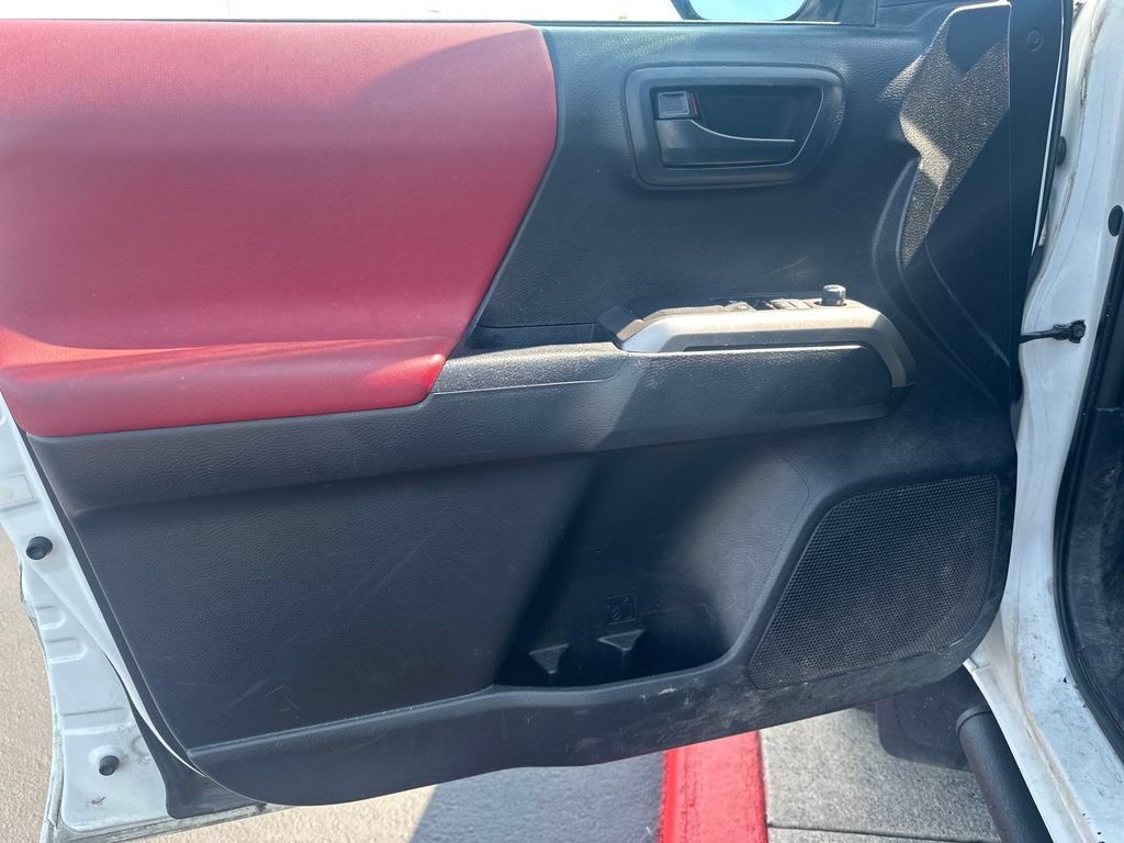 Used 2016 Toyota Tacoma SR5 w/ SR5 Appearance Package (SN) AWD/4WD image 10