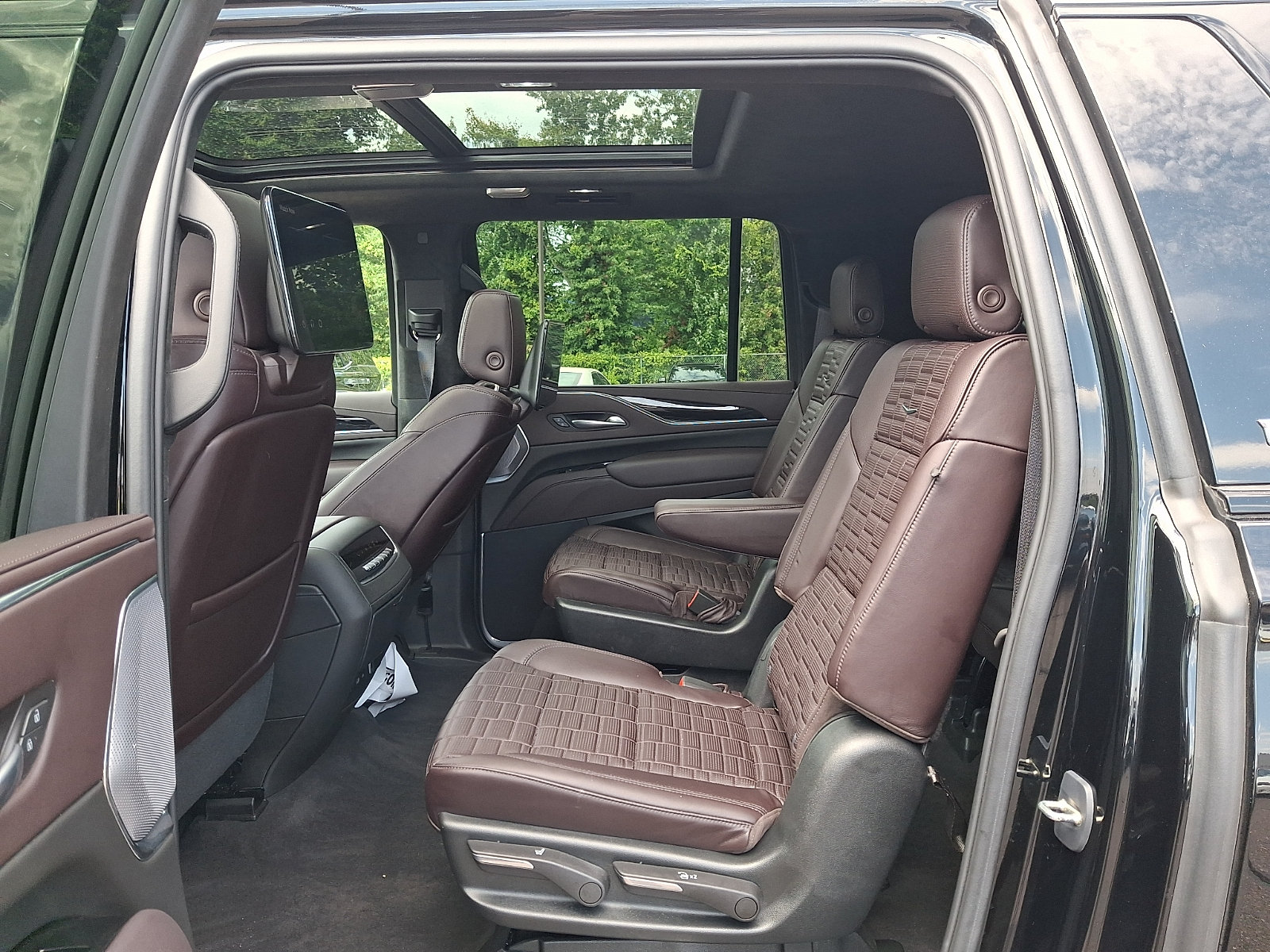 Certified 2023 Cadillac Escalade ESV Sport Platinum w/ LPO, ONYX Package AWD/4WD image 10