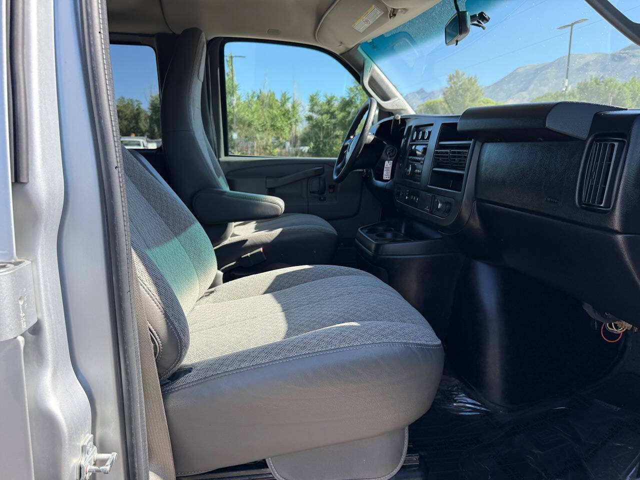 Used 2016 GMC Savana 3500 LT w/ LT Preferred Equipment Group RWD image 18