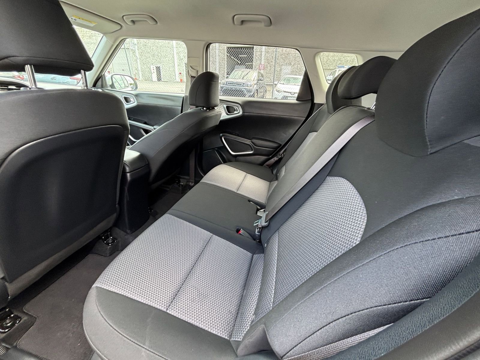 Used 2025 Kia Soul LX w/ LX Technology Package FWD image 23