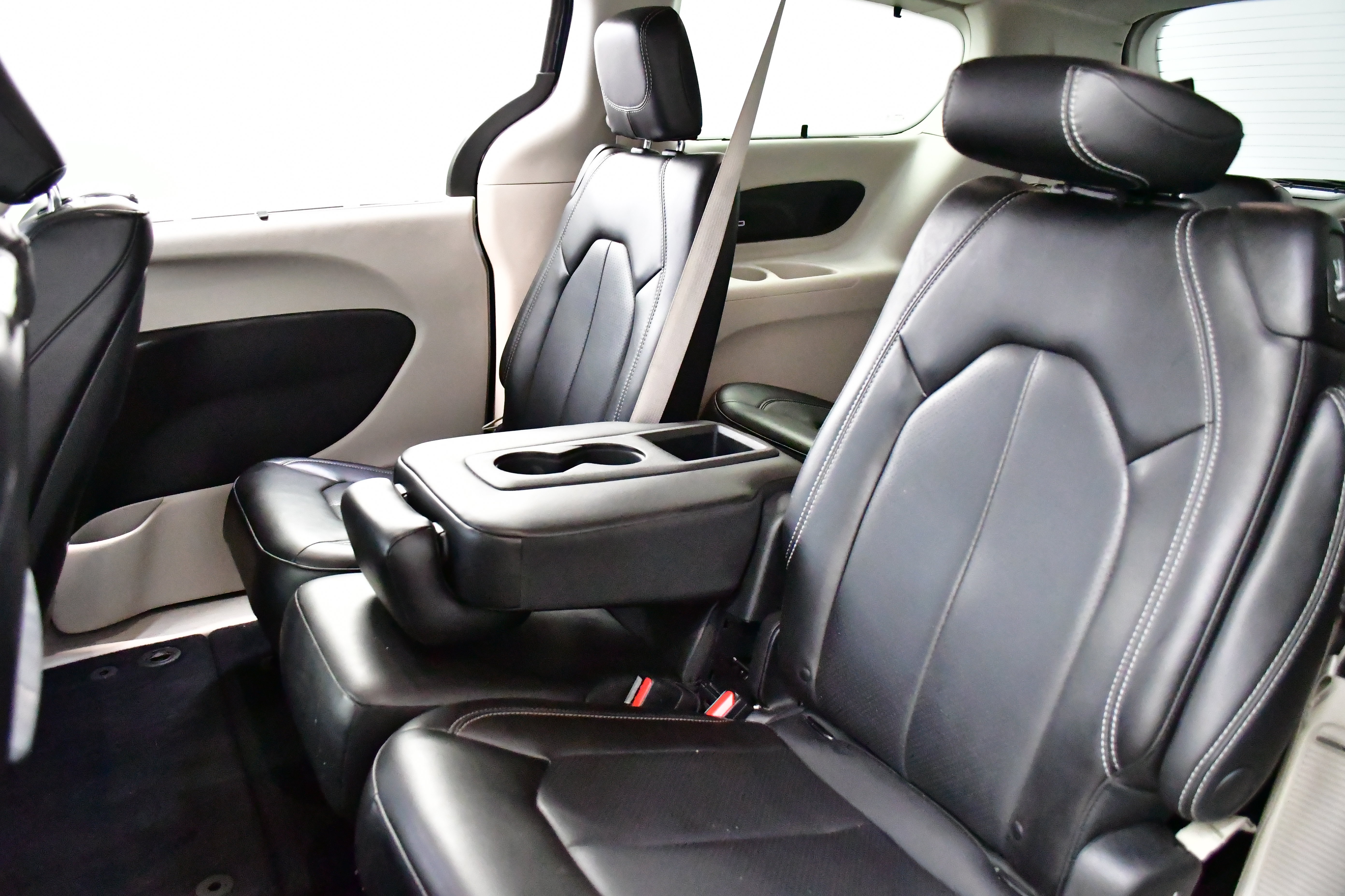 Used 2023 Chrysler Pacifica Touring-L w/ Uconnect Theater Family Group FWD image 12