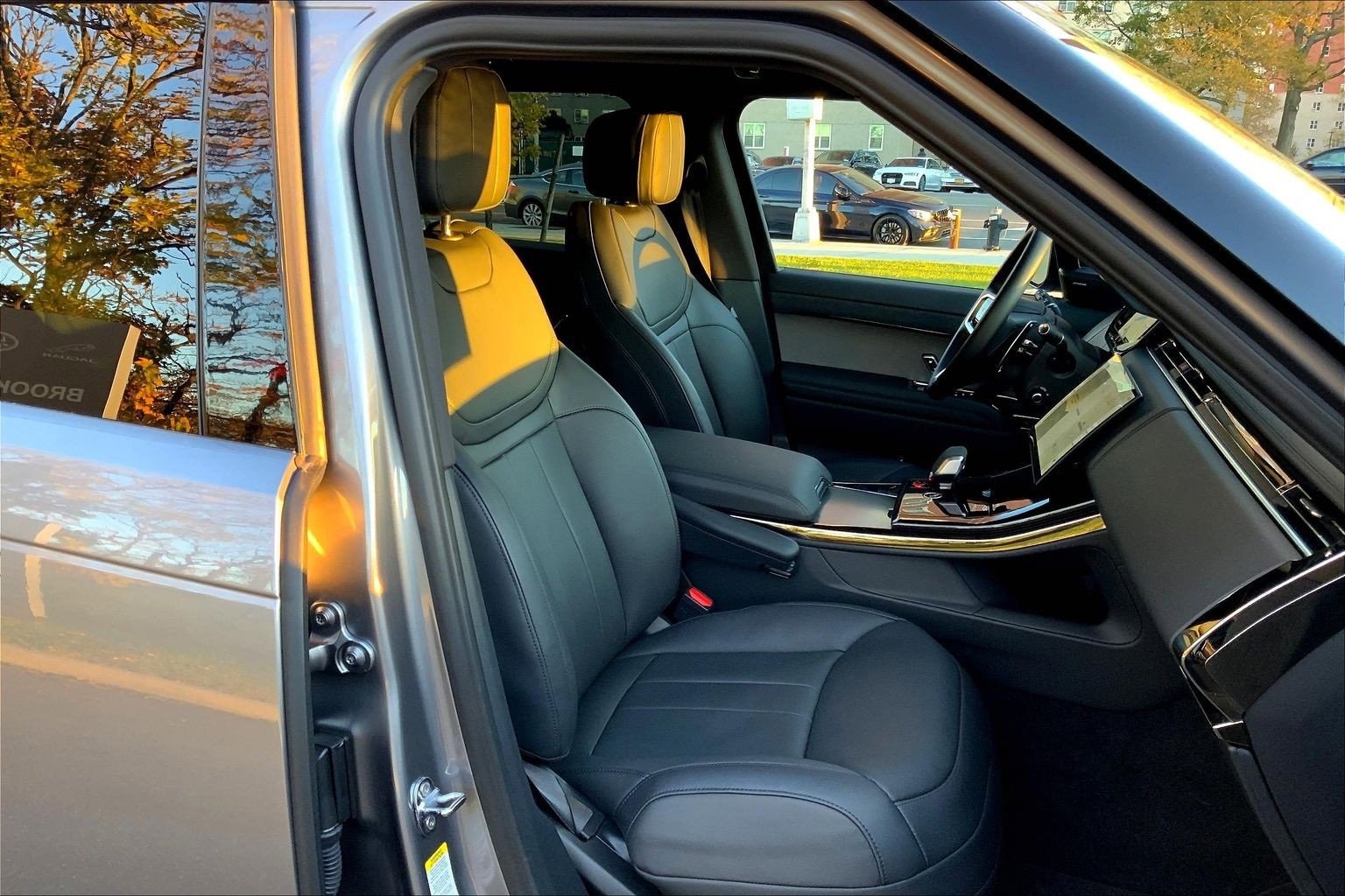 Used 2024 Land Rover Range Rover Sport SE image 8