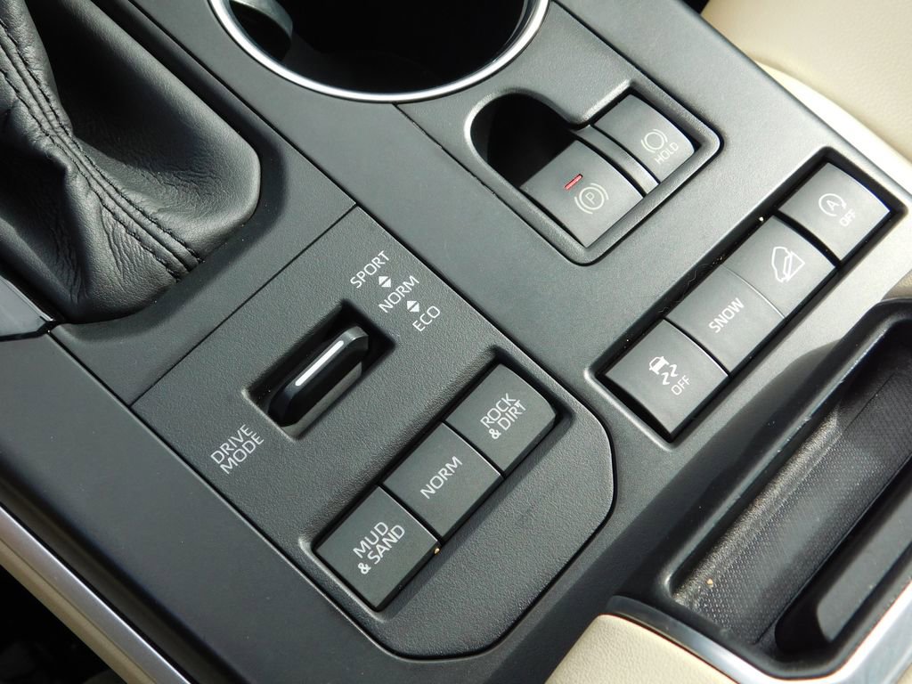 Used 2020 Toyota Highlander XLE image 25