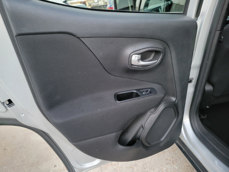 Used 2019 Jeep Renegade Latitude w/ Cold Weather Group AWD/4WD image 19