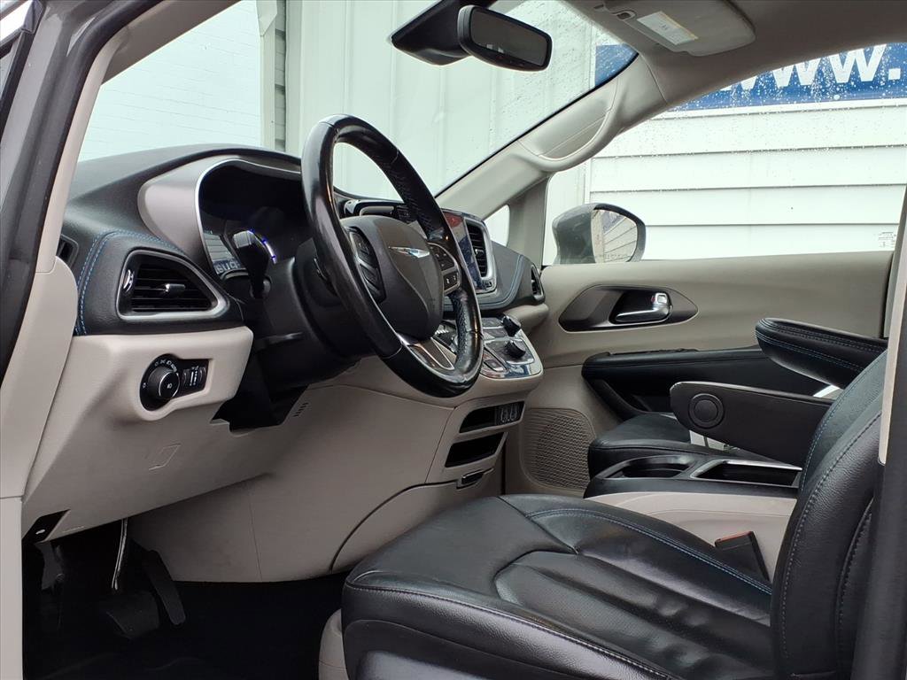 Used 2021 Chrysler Pacifica Touring-L image 8