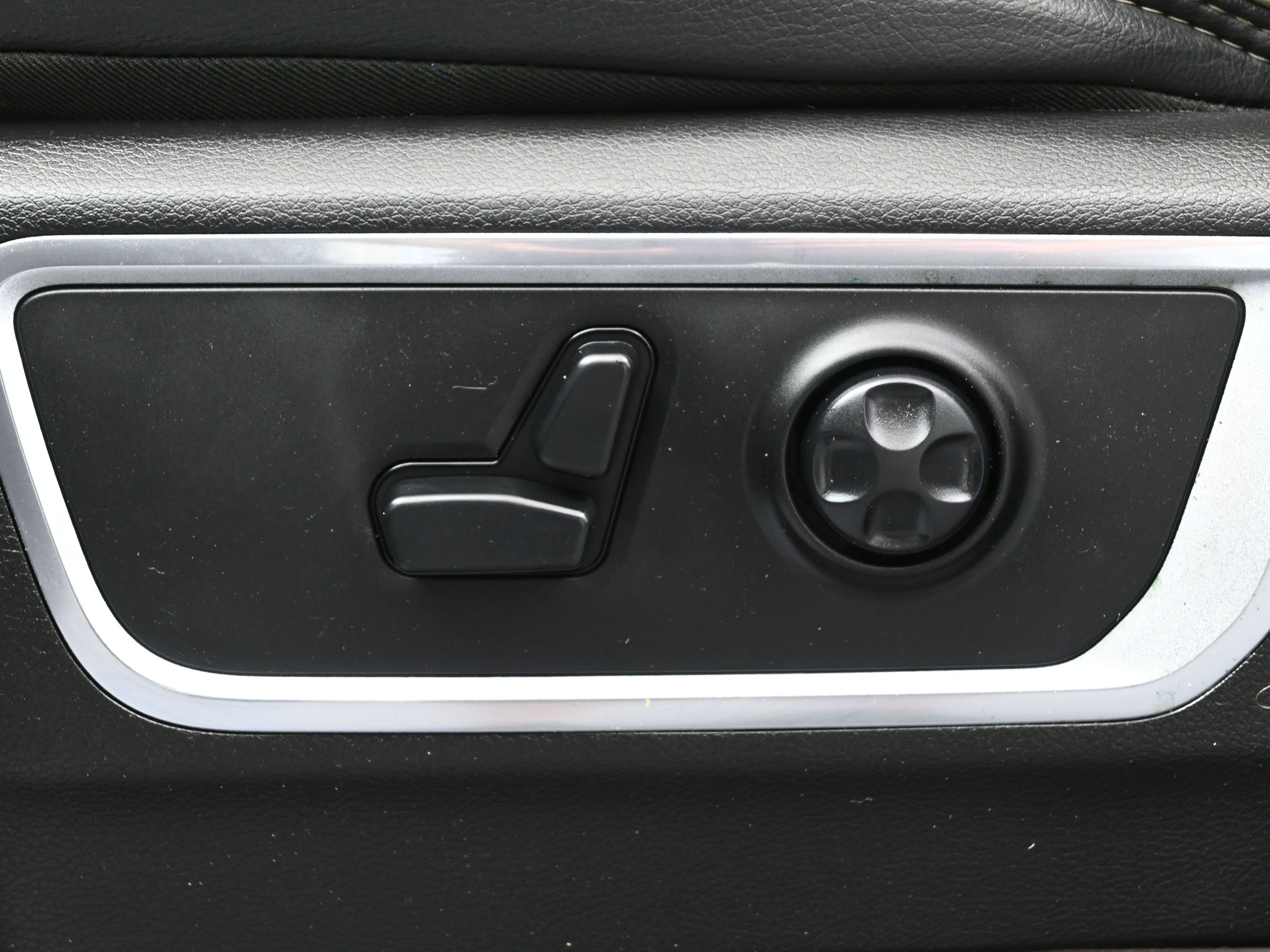 Used 2019 RAM 1500 Laramie w/ Sport Appearance Package image 10