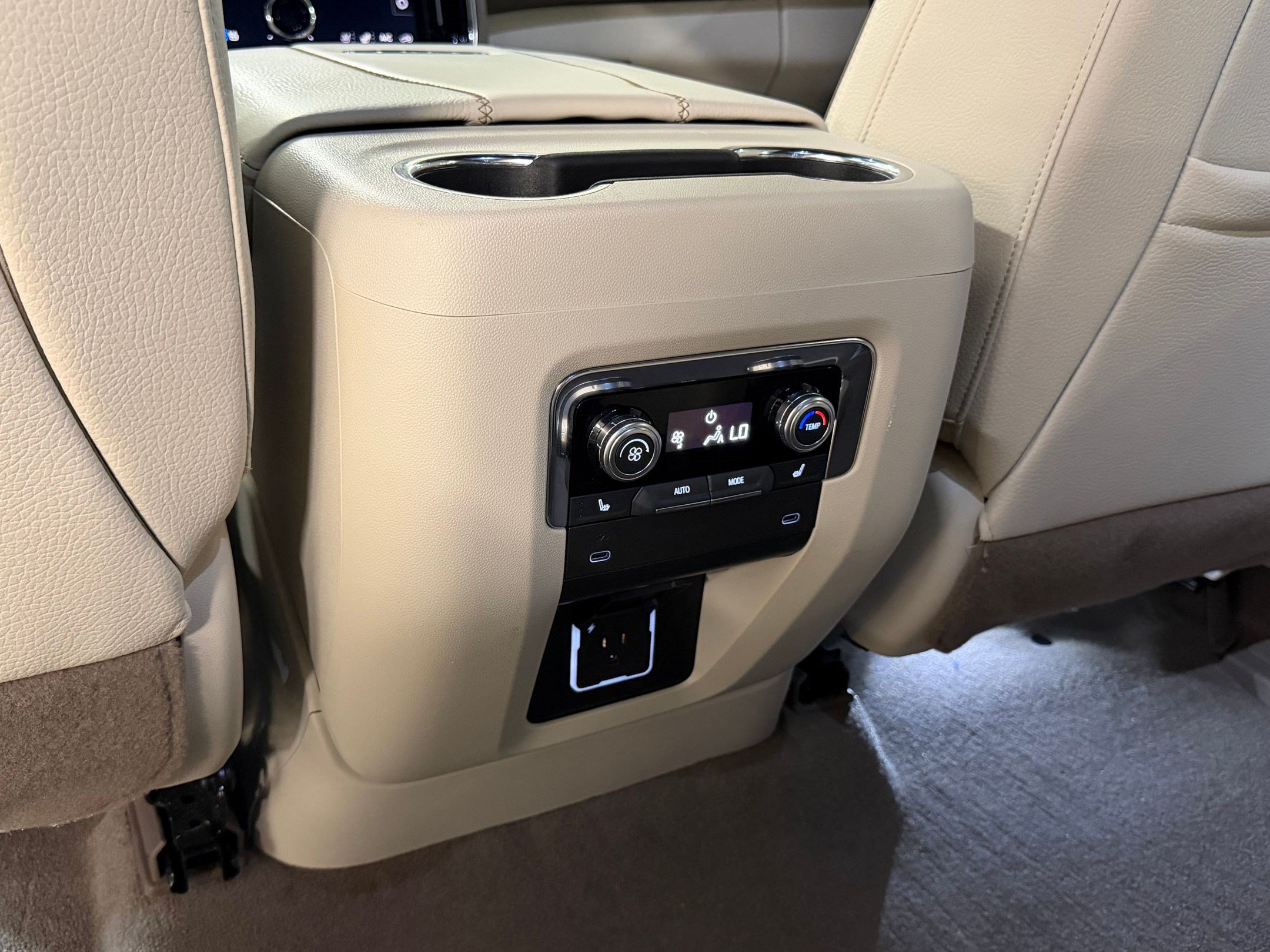 Used 2025 GMC Yukon XL Denali AWD/4WD image 39