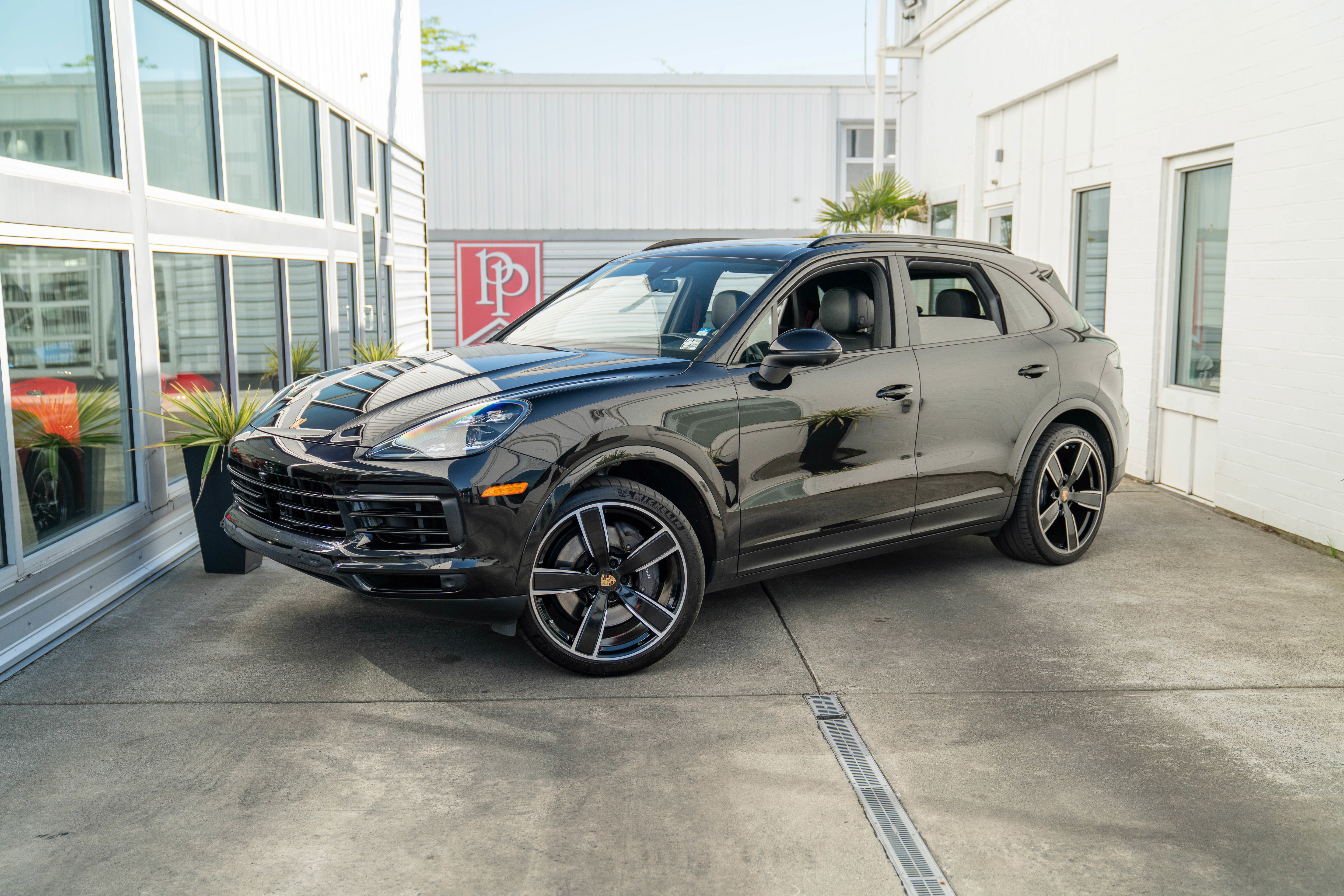 Used 2022 Porsche Cayenne AWD/4WD image 2