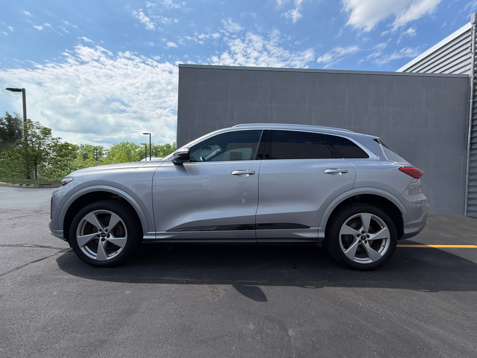 Used 2025 Audi Q5 Premium Plus w/ Premium Plus AWD/4WD image 2