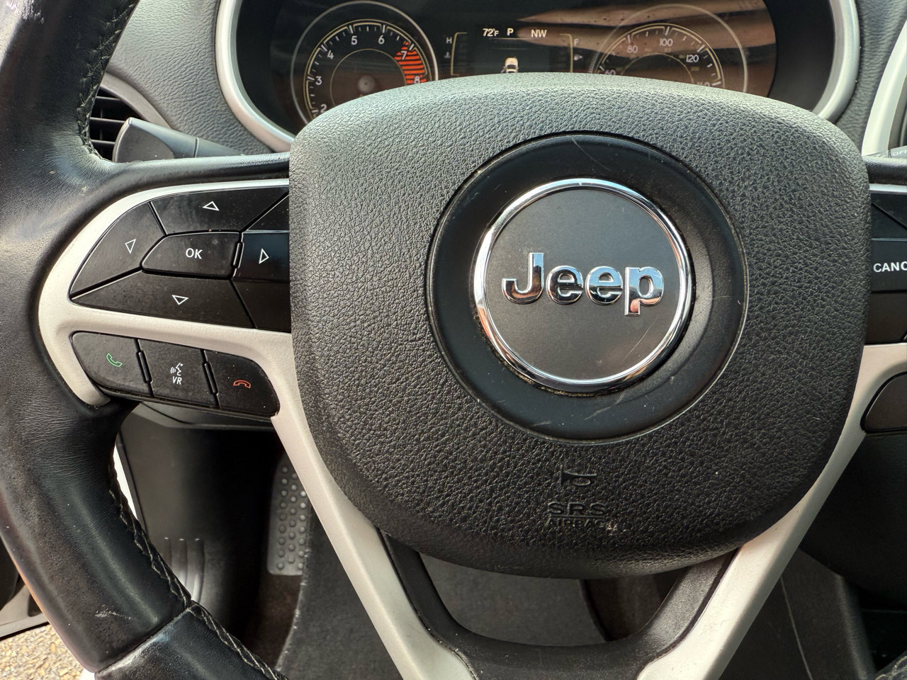 Used 2018 Jeep Cherokee Latitude Plus w/ Comfort/Convenience Group image 16