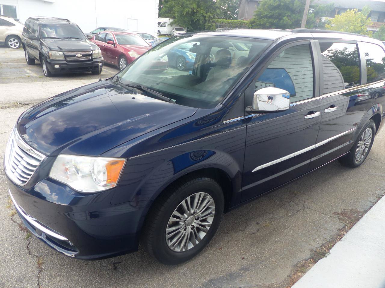 Used 2014 Chrysler Town & Country Touring-L w/ Driver Convenience Group FWD image 2