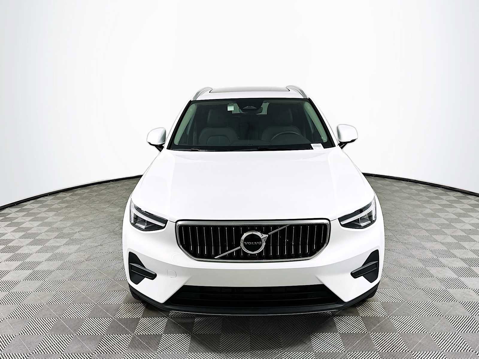 Used 2025 Volvo XC40 B5 Core w/ Protection Package Premier image 2
