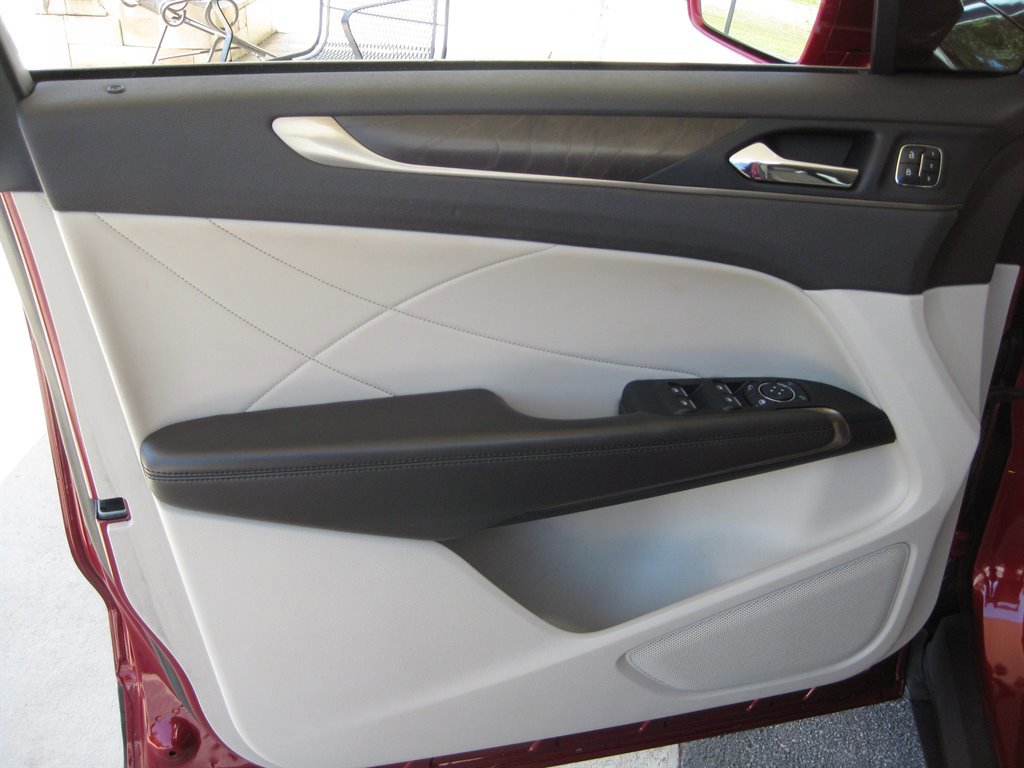 Used 2018 Lincoln MKC Reserve FWD image 10