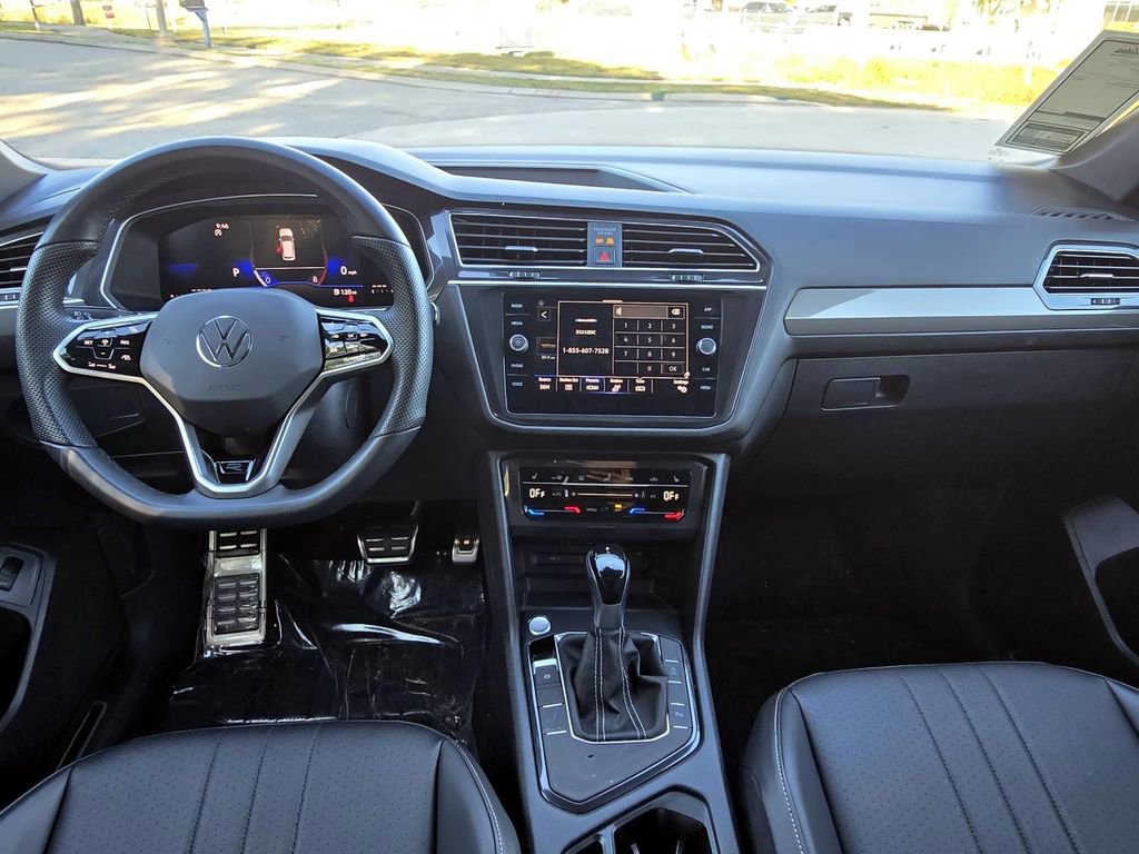 Used 2024 Volkswagen Tiguan SE R-Line image 13