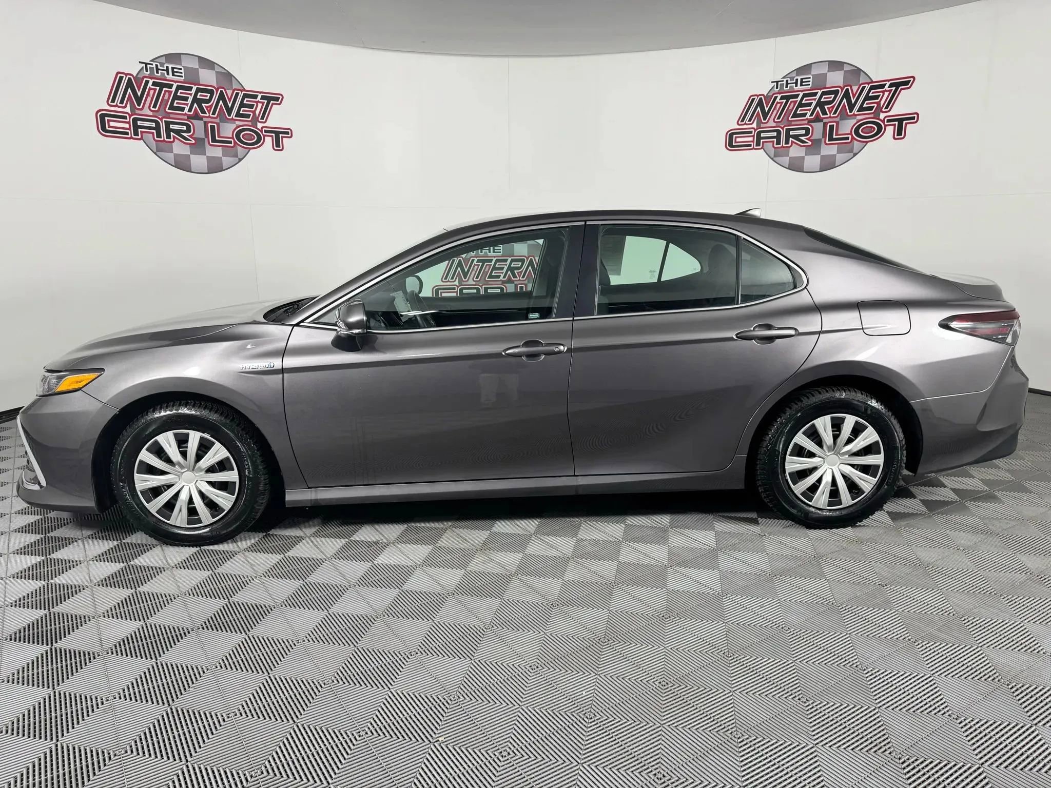Used 2021 Toyota Camry LE image 4