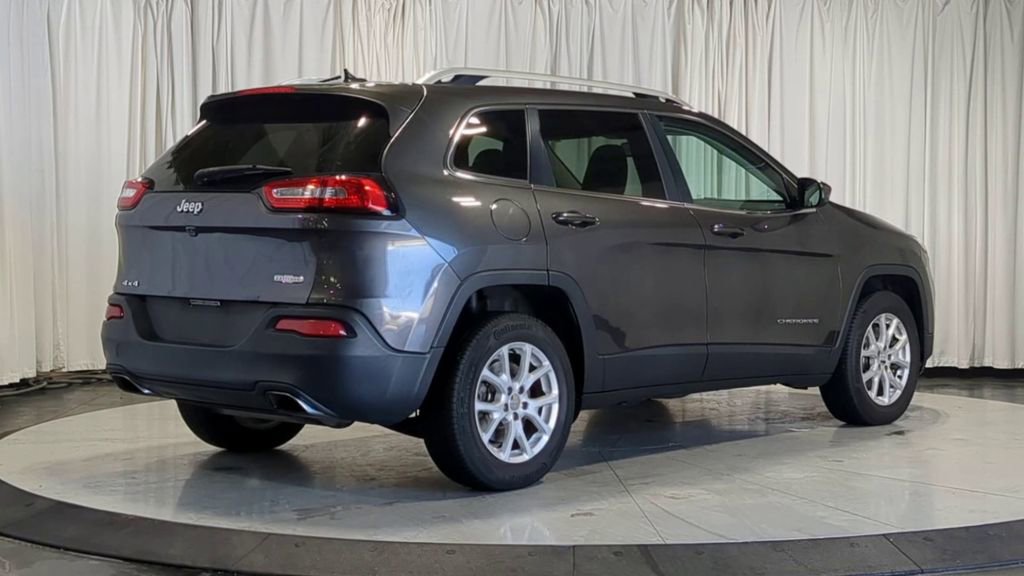 Used 2016 Jeep Cherokee Latitude w/ Cold Weather Group AWD/4WD image 10