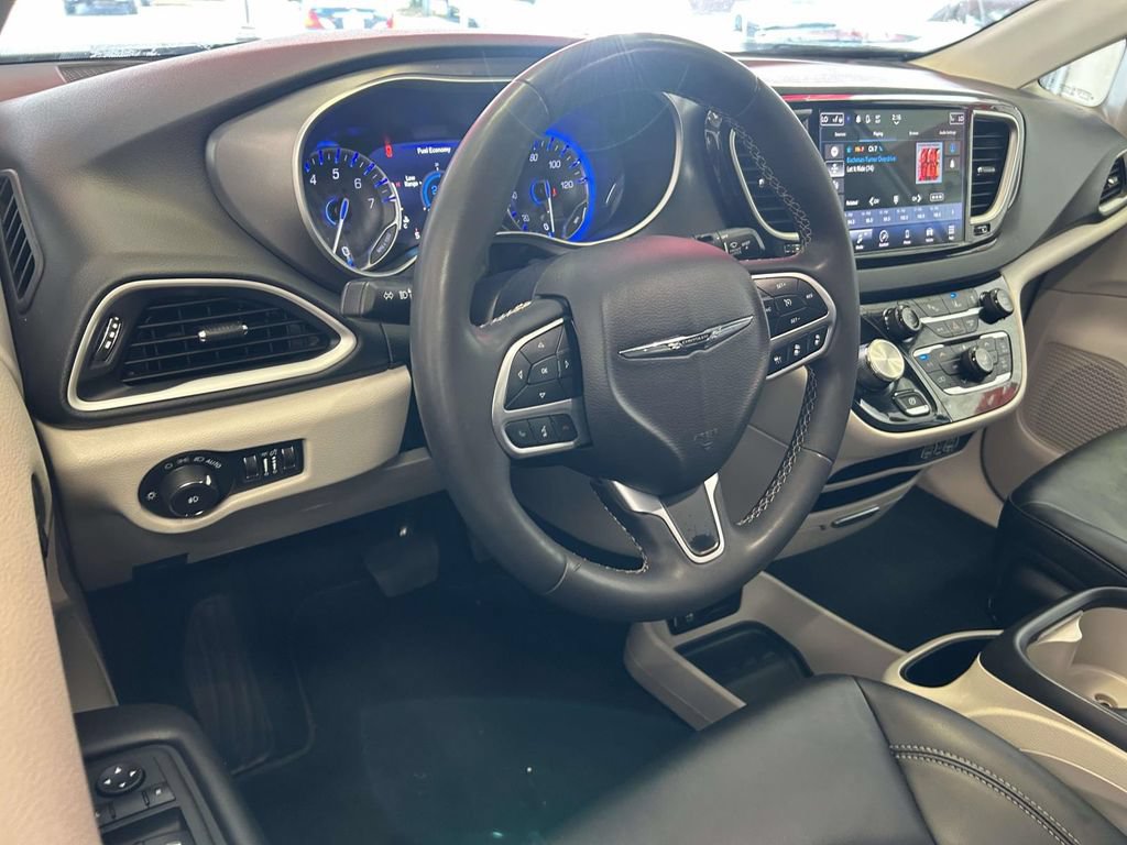 Used 2024 Chrysler Pacifica Touring-L FWD image 12
